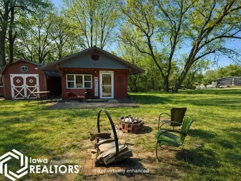 1246 E Ridge Dr, Brooklyn, IA 52211