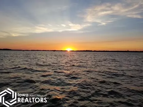 2219 S Lakeview Dr, Clear Lake, IA 50428