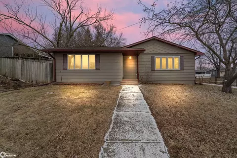 511 7th St, Maxwell, IA 50161