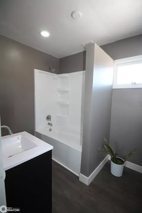 Bath - 502 Broad Ave, Stanton, IA 51573 photo 2 of 4