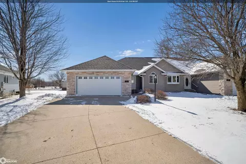 3253 Pinnacle Ct, Mason City, IA 50401