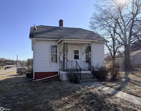107 N D St, Fairfield, IA 52556