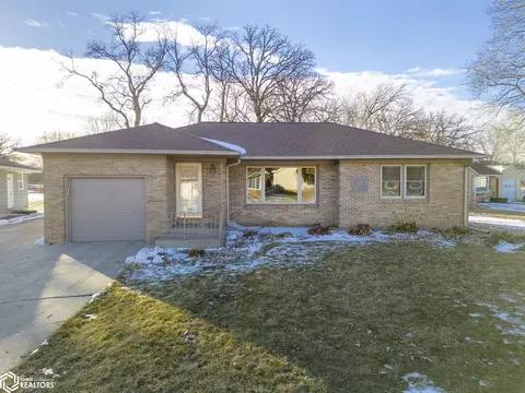 519 17th St W, Clear Lake, IA 50428