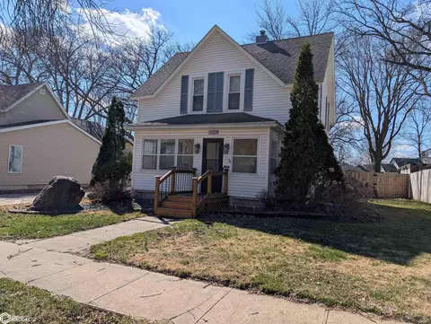 109 S 9th St, Clear Lake, IA 50428