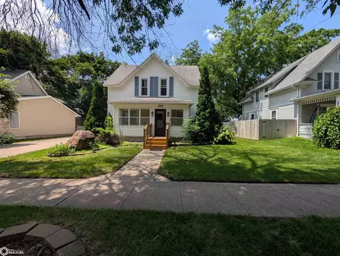 109 S 9th St, Clear Lake, IA 50428