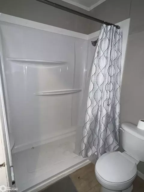 Bath - 1960 Oakcrest Dr, Hamilton, IL 62341 photo 1 of 3