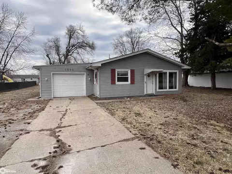 Exterior - 1960 Oakcrest Dr, Hamilton, IL 62341 photo 2 of 6