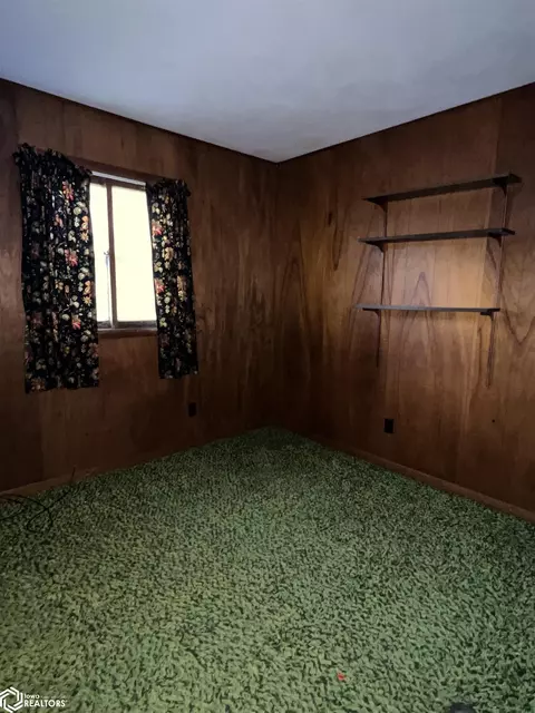 Bedroom - 1960 Oakcrest Dr, Hamilton, IL 62341 photo 3 of 4