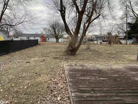 Exterior - 1960 Oakcrest Dr, Hamilton, IL 62341 photo 3 of 6