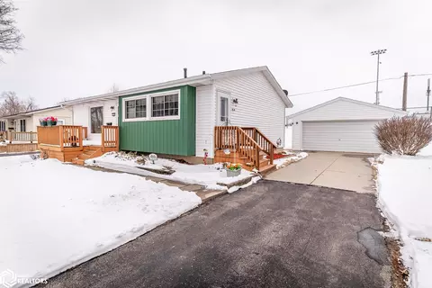 509 Dennis Dr, Marshalltown, IA 50158