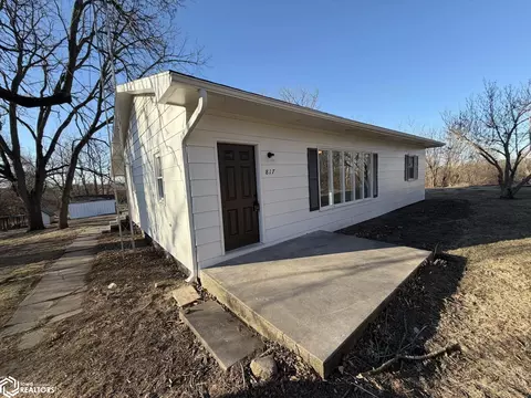 817 Green St, Mystic, IA 52574