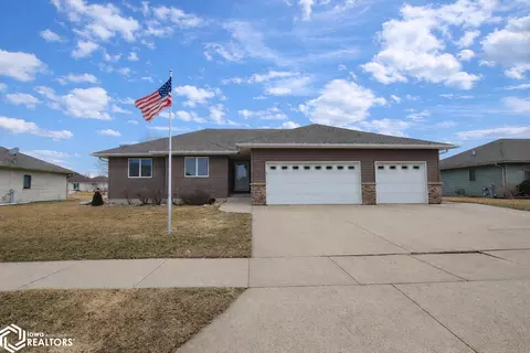 1228 Moonstone Ct, Mason City, IA 50401