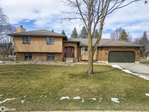 4 Field Rd, Mason City, IA 50401