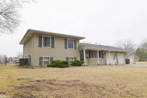 3309 Hillcrest Dr, Burlington, IA 52601
