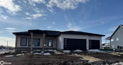 2629 Knollway Dr, Marshalltown, IA 50158