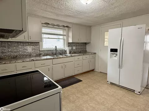 Kitchen - 421 5th St, Manning, IA 51455 photo 2 of 2
