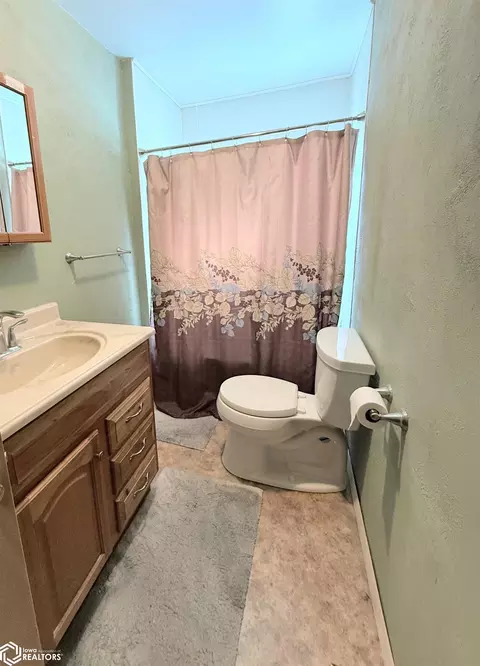 Bath - 1820 Laurel St, Hamilton, IL 62341 photo 1 of 1