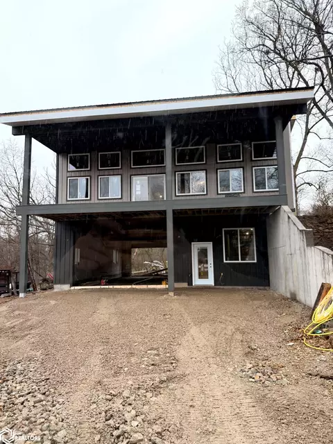 4086 Tracy Dr, Brooklyn, IA 52211