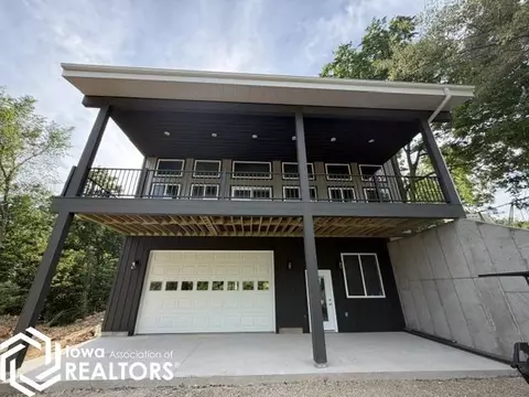 4086 Tracy Dr, Brooklyn, IA 52211