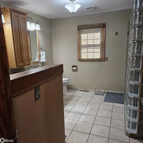 Bath - 204 E Prairie St, Creston, IA 50801 photo 1 of 2