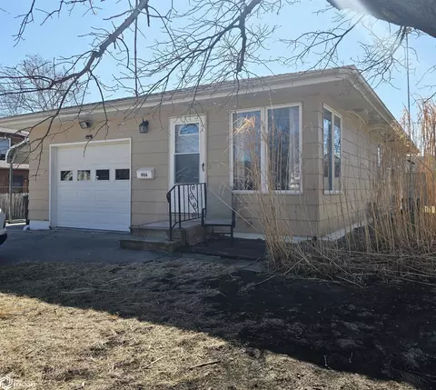 906 2nd Ave E, Oskaloosa, IA 52577