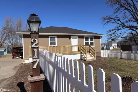 217 7th St, Gladbrook, IA 50635