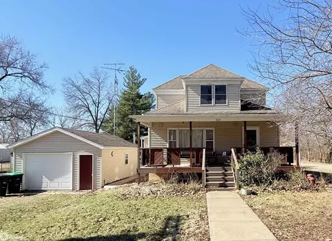 602 S 8th St, Farmington, IA 52626