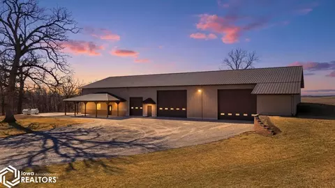 886 Henik Rd, Mount Vernon, IA 52314