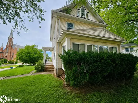 212 S 7th St, Burlington, IA 52601