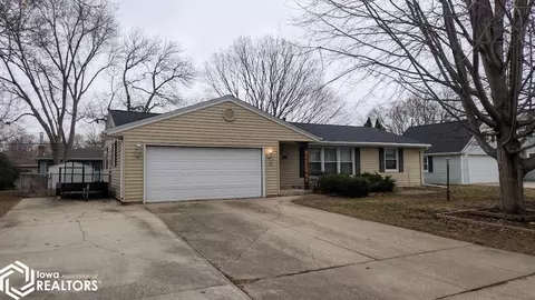 15 Lakeview Dr, Mason City, IA 50401