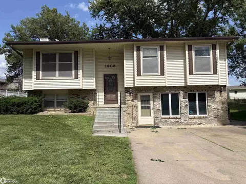 1908 Sunnyslope Dr, Red Oak, IA 51566