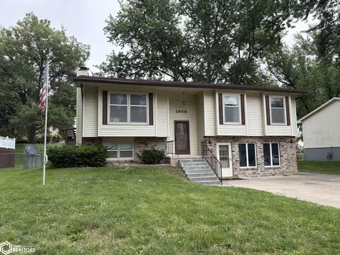 1908 Sunnyslope Dr, Red Oak, IA 51566
