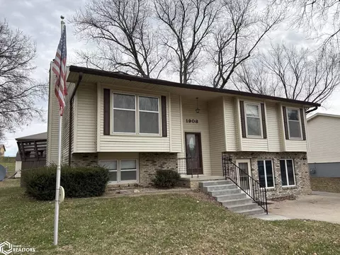 1908 Sunnyslope Dr, Red Oak, IA 51566