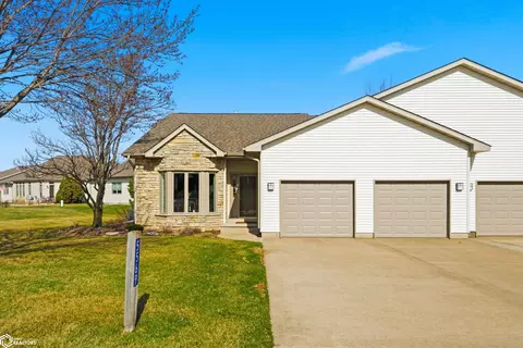 5569 Oak Hills Dr, Burlington, IA 52601