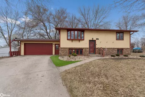 104 Sunland Ct, Forest City, IA 50436