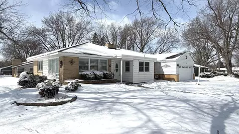 6 Willowbrook Dr, Mason City, IA 50401