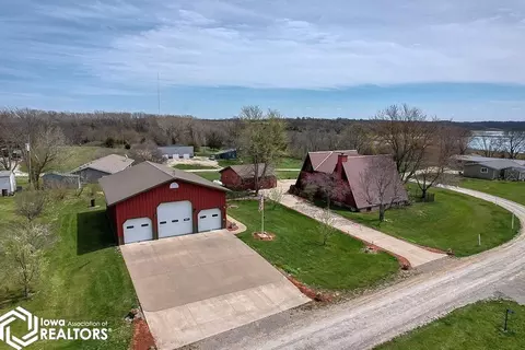 196 Lakeview Dr, Melrose, IA 52569