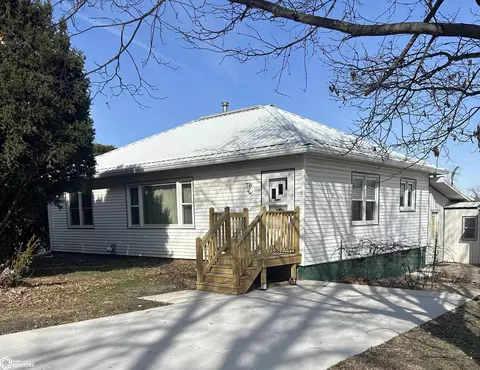 106 N Center St, Toledo, IA 52342