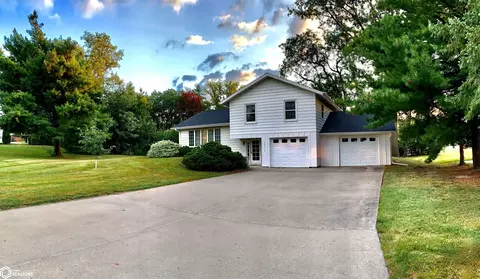 2010 Country Club Dr, Grinnell, IA 50112