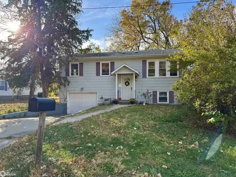906 N 9th St, Fairfield, IA 52556