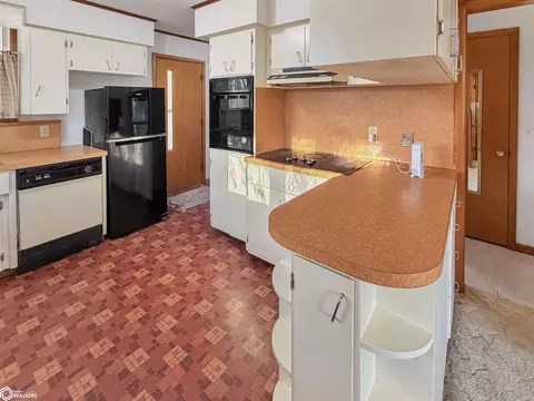 Kitchen - 203 11th St SE, Hampton, IA 50441 photo 2 of 4