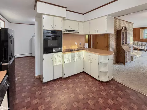 Kitchen - 203 11th St SE, Hampton, IA 50441 photo 4 of 4