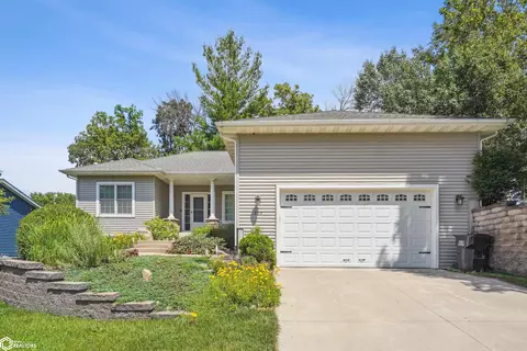 929 Sampson Dr, Nevada, IA 50201
