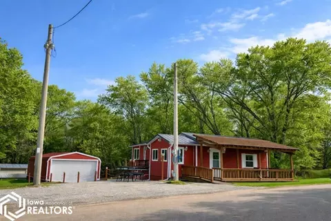 1410 E Ridge Dr, Brooklyn, IA 52211