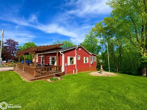 1410 E Ridge Dr, Brooklyn, IA 52211