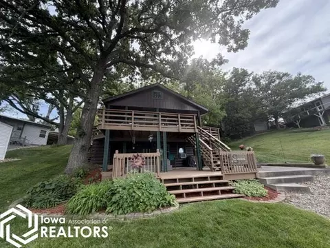 1053 Lakeshore Dr, Brooklyn, IA 52211