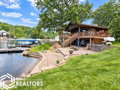 1053 Lakeshore Dr, Brooklyn, IA 52211