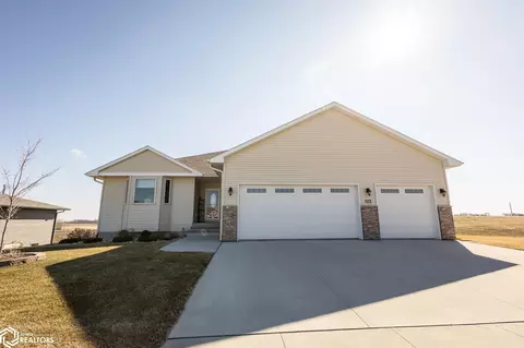 112 Coventry Ct, Clear Lake, IA 50428