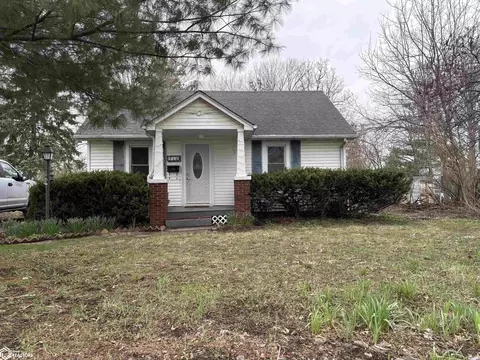910 N 10th St, Fairfield, IA 52556