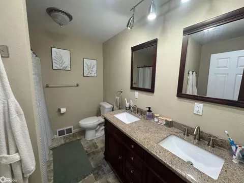 Bath - 20358 E Terra Vis, Centerville, IA 52544 photo 2 of 4